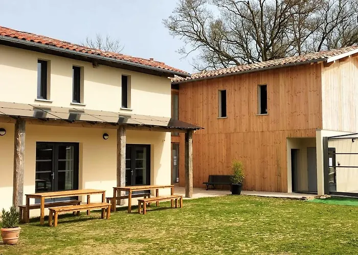 בית נופש Les Granges D'en Naoua, Grand Avec Piscine Maubec (Tarn-et-Garonne)